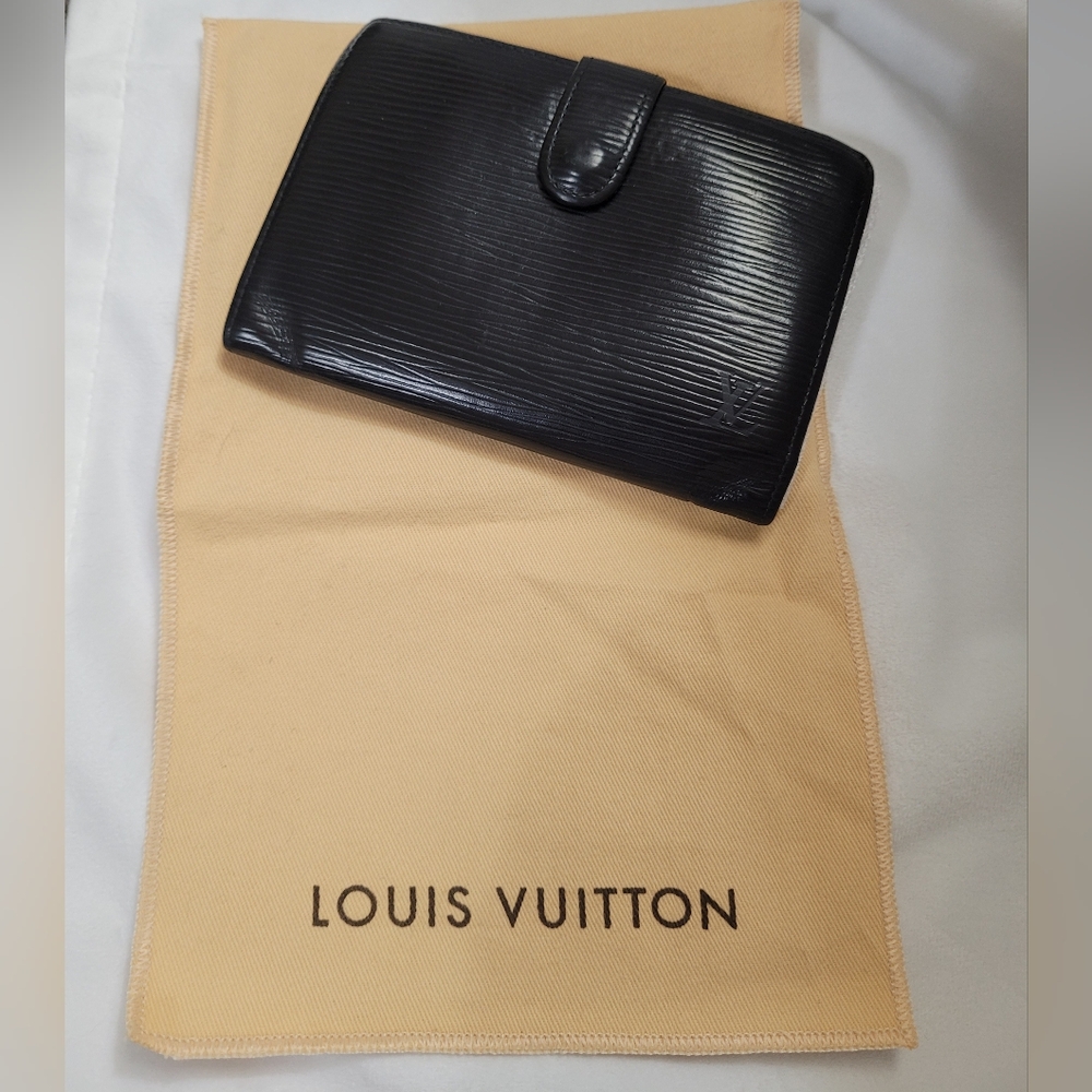 Louis Vuitton Black Epi Kiss Lock Wallet - EUC